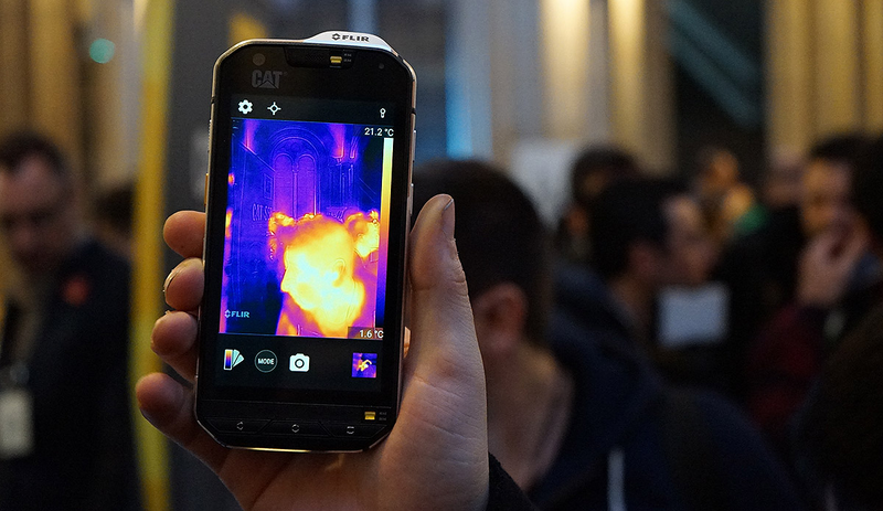 MSX technology allows the phone to combine the data from both the FLIR sensor and regular one. You can appreciate the architectural details in the background of the image.
